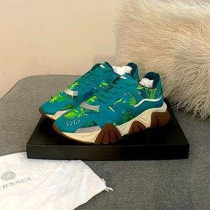 100% authentic Versace jungle JLo print sneakers size 44EU size 11US 😎🔥